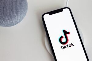 cellulare con tiktok installato