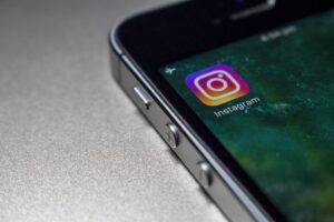 smartphone con logo instagram