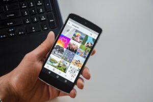 smartphone con gallery instagram